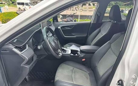 Toyota RAV4, 2022 год, 2 700 000 рублей, 5 фотография