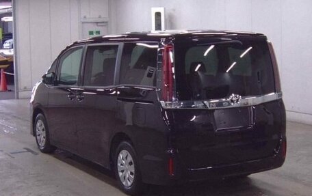Toyota Noah III, 2021 год, 1 900 000 рублей, 2 фотография