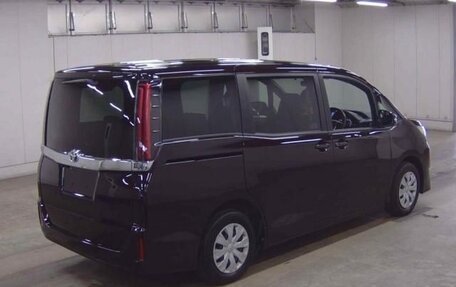 Toyota Noah III, 2021 год, 1 900 000 рублей, 5 фотография