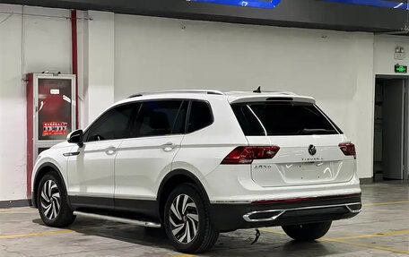 Volkswagen Tiguan II, 2022 год, 2 500 000 рублей, 4 фотография