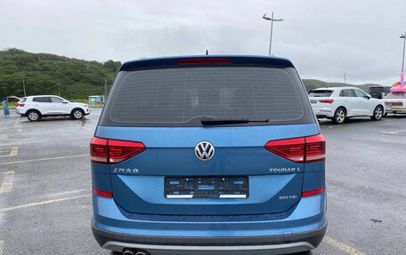 Volkswagen Touran III, 2021 год, 2 230 000 рублей, 2 фотография