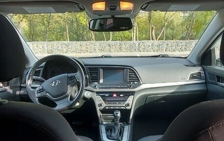 Hyundai Elantra VI рестайлинг, 2018 год, 999 000 рублей, 8 фотография