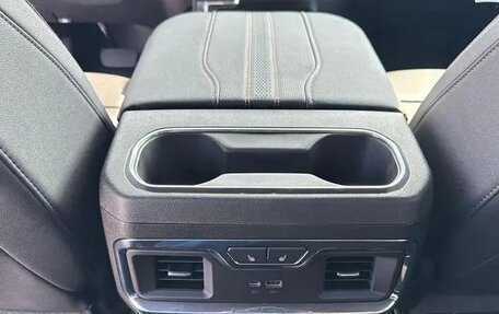 Chevrolet Silverado, 2025 год, 11 000 000 рублей, 24 фотография