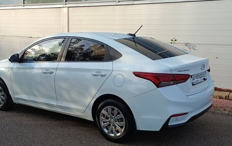 Hyundai Solaris II рестайлинг, 2017 год, 900 000 рублей, 3 фотография