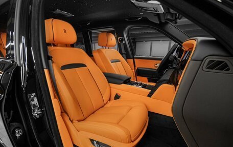 Rolls-Royce Cullinan, 2024 год, 75 000 000 рублей, 24 фотография