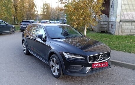 Volvo V60 Cross Country II, 2019 год, 3 799 000 рублей, 2 фотография