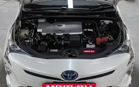 Toyota Prius IV XW50, 2016 год, 1 798 000 рублей, 9 фотография