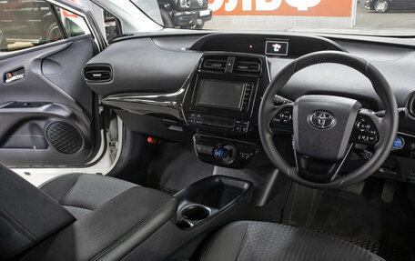 Toyota Prius IV XW50, 2016 год, 1 798 000 рублей, 11 фотография