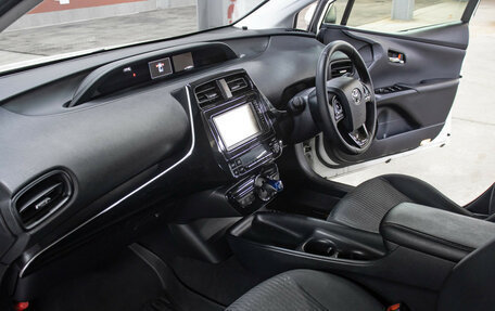 Toyota Prius IV XW50, 2016 год, 1 798 000 рублей, 16 фотография