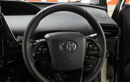 Toyota Prius IV XW50, 2016 год, 1 798 000 рублей, 17 фотография