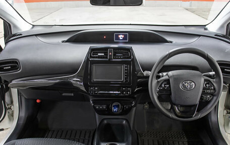 Toyota Prius IV XW50, 2016 год, 1 798 000 рублей, 14 фотография