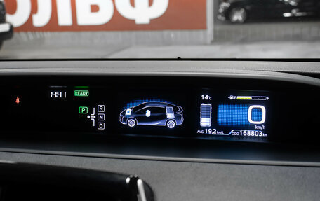 Toyota Prius IV XW50, 2016 год, 1 798 000 рублей, 13 фотография
