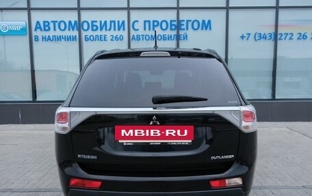 Mitsubishi Outlander III рестайлинг 3, 2013 год, 1 575 000 рублей, 4 фотография