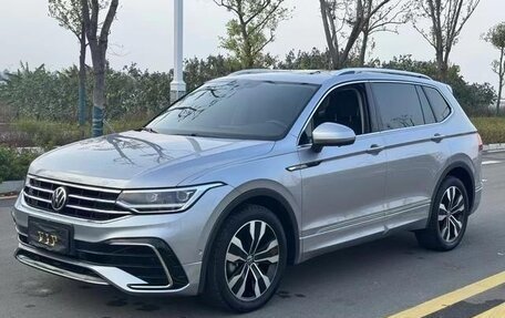 Volkswagen Tiguan II, 2022 год, 1 980 000 рублей, 1 фотография