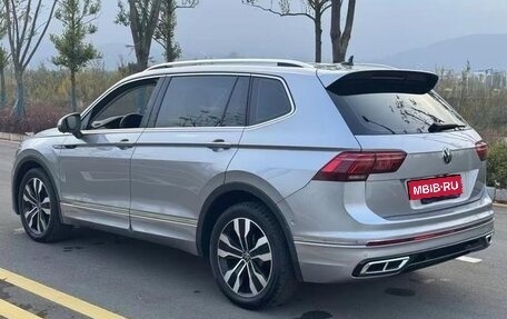 Volkswagen Tiguan II, 2022 год, 1 980 000 рублей, 2 фотография