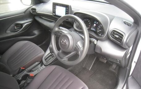 Toyota Yaris, 2022 год, 900 000 рублей, 5 фотография