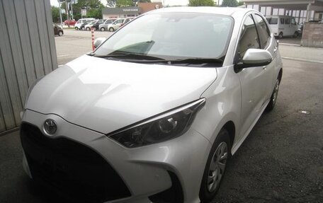 Toyota Yaris, 2022 год, 900 000 рублей, 3 фотография