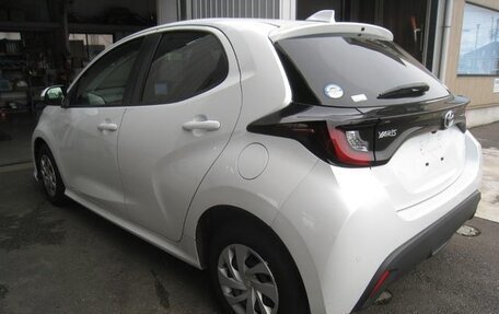 Toyota Yaris, 2022 год, 900 000 рублей, 2 фотография