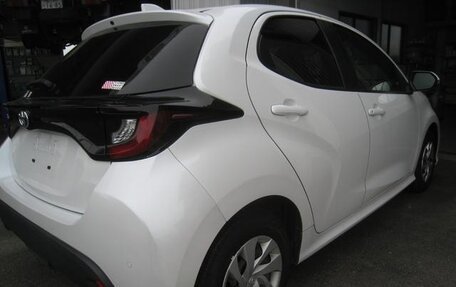 Toyota Yaris, 2022 год, 900 000 рублей, 4 фотография