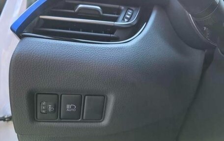 Toyota C-HR I рестайлинг, 2022 год, 2 010 000 рублей, 18 фотография