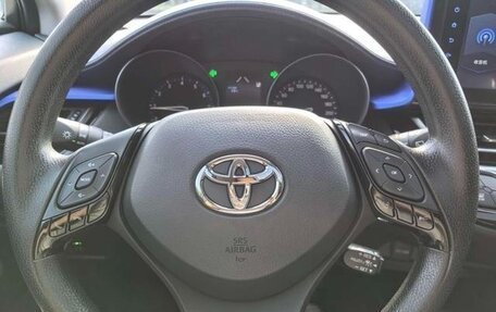 Toyota C-HR I рестайлинг, 2022 год, 2 010 000 рублей, 10 фотография