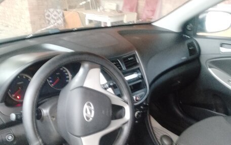 Hyundai Solaris II рестайлинг, 2014 год, 750 000 рублей, 1 фотография