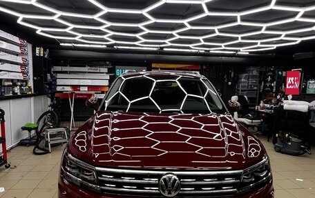 Volkswagen Tiguan II, 2018 год, 2 350 000 рублей, 1 фотография