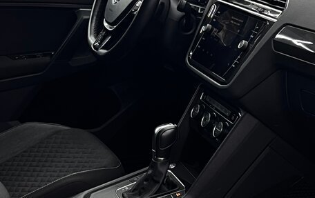 Volkswagen Tiguan II, 2018 год, 2 350 000 рублей, 16 фотография