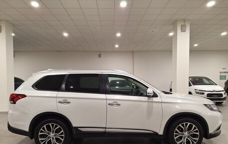 Mitsubishi Outlander III рестайлинг 3, 2017 год, 1 980 000 рублей, 4 фотография