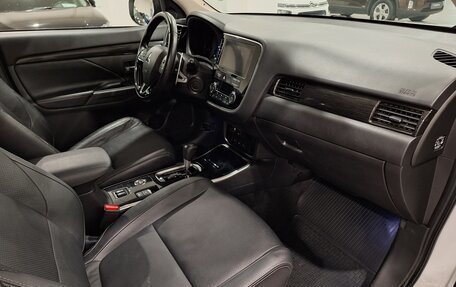 Mitsubishi Outlander III рестайлинг 3, 2017 год, 1 980 000 рублей, 10 фотография