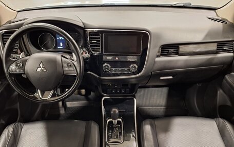 Mitsubishi Outlander III рестайлинг 3, 2017 год, 1 980 000 рублей, 11 фотография