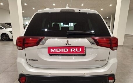 Mitsubishi Outlander III рестайлинг 3, 2017 год, 1 980 000 рублей, 6 фотография