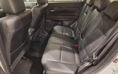 Mitsubishi Outlander III рестайлинг 3, 2017 год, 1 980 000 рублей, 14 фотография