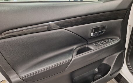 Mitsubishi Outlander III рестайлинг 3, 2017 год, 1 980 000 рублей, 21 фотография