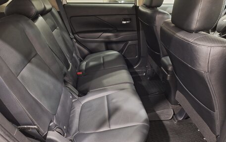 Mitsubishi Outlander III рестайлинг 3, 2017 год, 1 980 000 рублей, 13 фотография