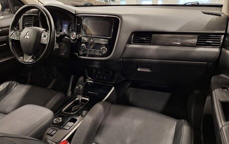 Mitsubishi Outlander III рестайлинг 3, 2017 год, 1 980 000 рублей, 18 фотография