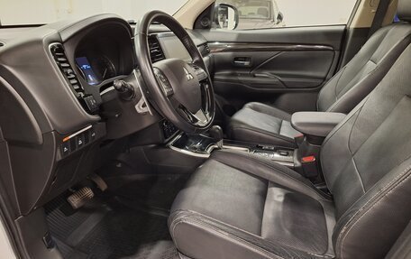 Mitsubishi Outlander III рестайлинг 3, 2017 год, 1 980 000 рублей, 15 фотография