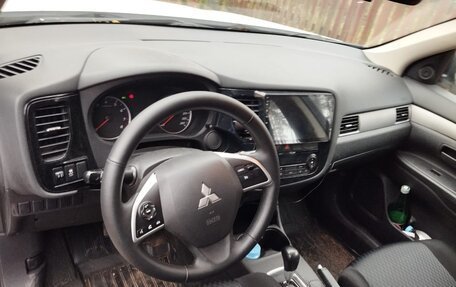 Mitsubishi Outlander III рестайлинг 3, 2014 год, 949 000 рублей, 5 фотография