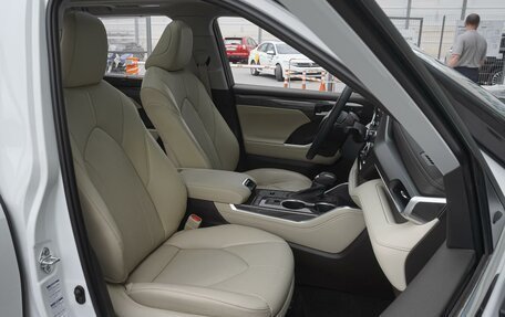 Toyota Highlander, 2022 год, 6 089 000 рублей, 8 фотография