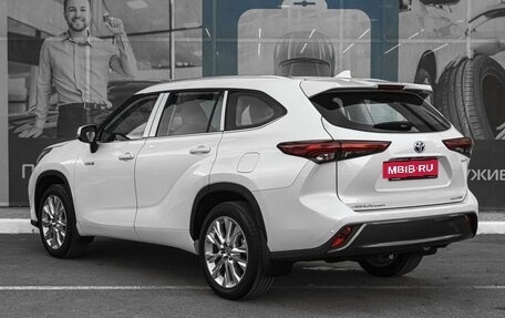 Toyota Highlander, 2022 год, 6 089 000 рублей, 2 фотография