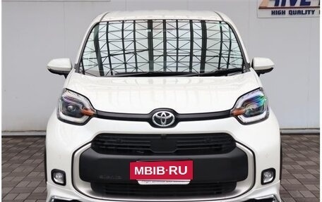 Toyota Sienta, 2022 год, 1 700 000 рублей, 2 фотография