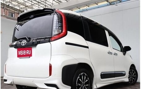 Toyota Sienta, 2022 год, 1 700 000 рублей, 4 фотография