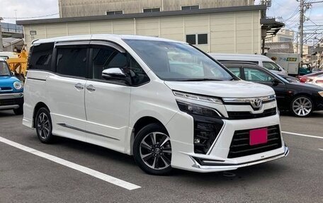Toyota Voxy III, 2021 год, 2 050 000 рублей, 3 фотография