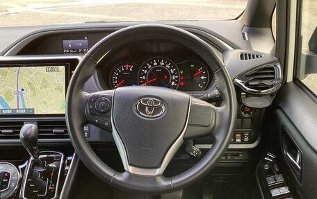 Toyota Voxy III, 2021 год, 2 050 000 рублей, 10 фотография