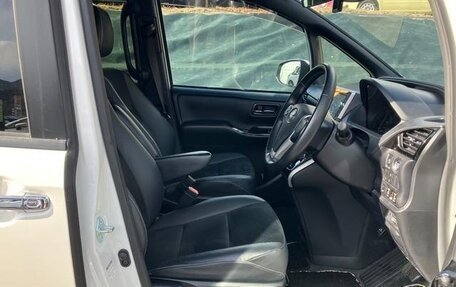 Toyota Voxy III, 2021 год, 2 050 000 рублей, 9 фотография