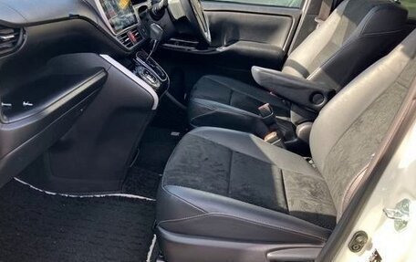 Toyota Voxy III, 2021 год, 2 050 000 рублей, 17 фотография