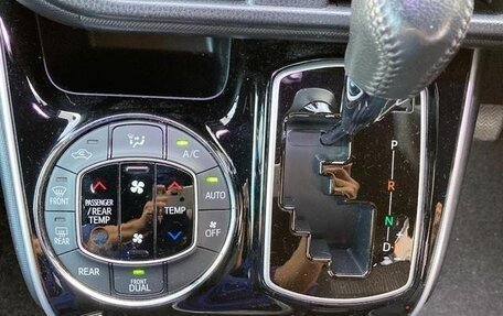 Toyota Voxy III, 2021 год, 2 050 000 рублей, 16 фотография