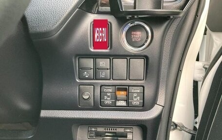 Toyota Voxy III, 2021 год, 2 050 000 рублей, 12 фотография