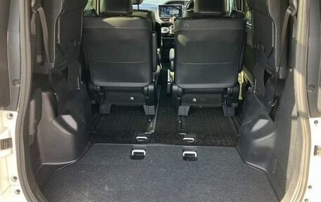 Toyota Voxy III, 2021 год, 2 050 000 рублей, 23 фотография