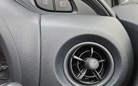 Toyota Vitz, 2019 год, 1 350 000 рублей, 5 фотография